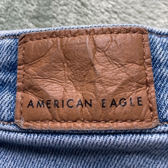 Women’s size 00 light wash American Eagle ripped mom jean - Picture 2 of 4